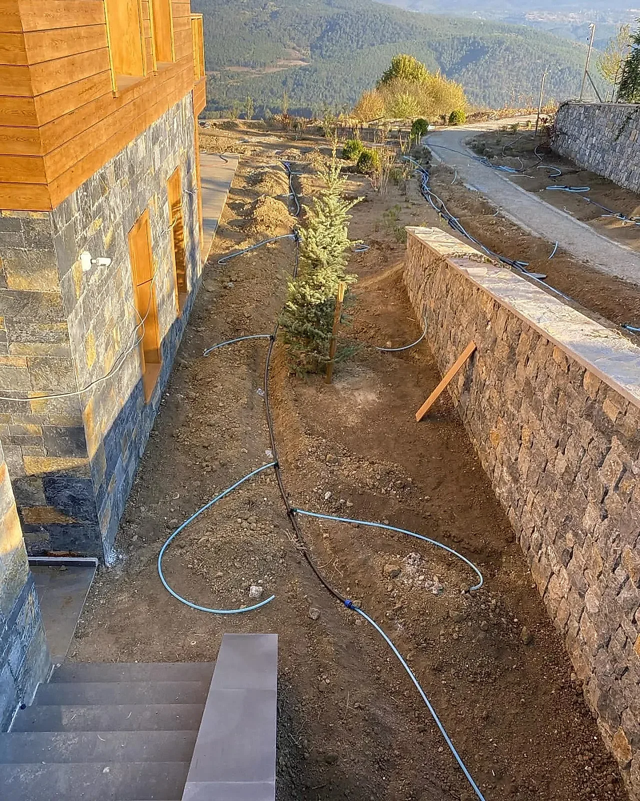 Toprak tesviyesi ve çim serimi öncesi zemin hazırlık çalışmaları - Erdem Peyzaj