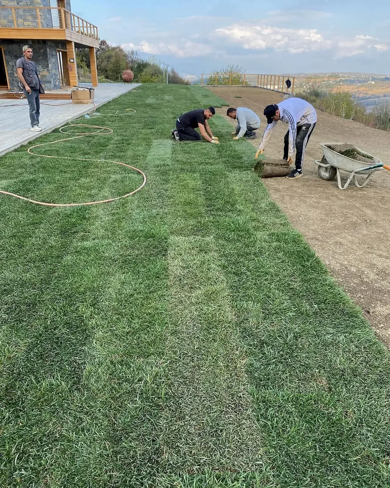 Bahçe düzenlemesinde adım adım rulo çim serimi işlemi - Erdem Peyzaj