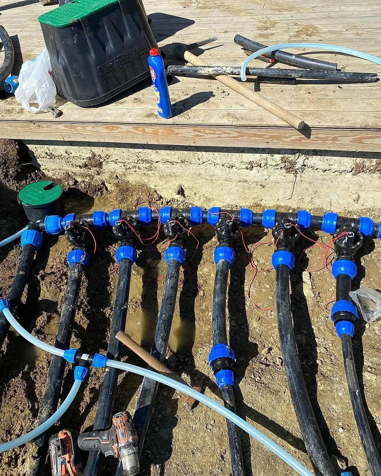 Bahçe sulama altyapısı için kazı ve kanal açma işlemleri - Erdem Peyzaj